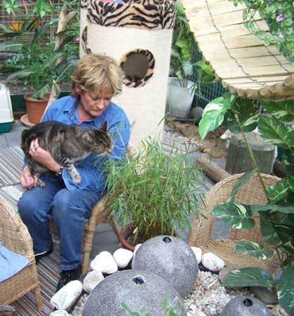 Brigitte Lins-Tennert, Inhaberin der Villa Maunz, mit Kater Larry auf dem Arm